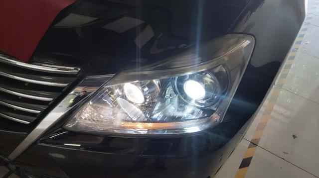 Светодиодные фары на дороге