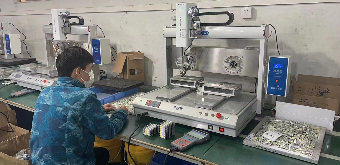 Может ли паяльная машина помочь автомобильной световой фабрике повысить эффективность